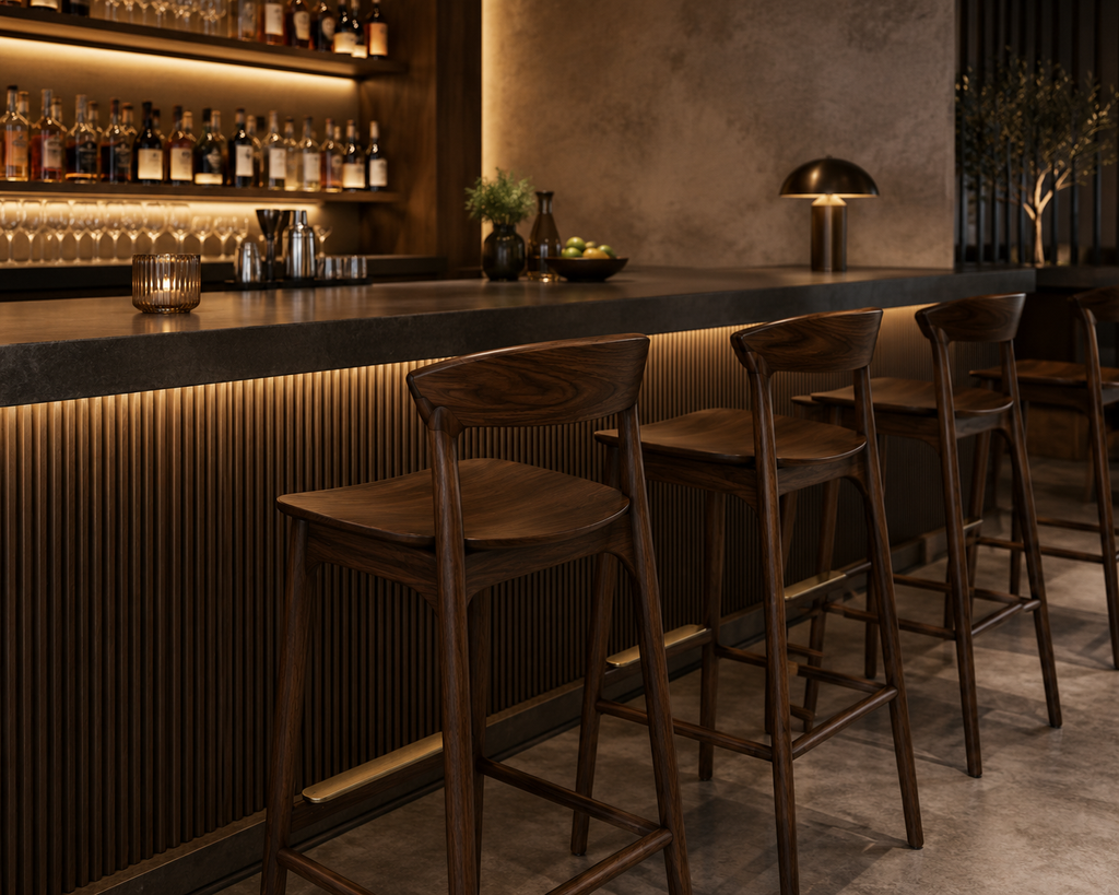 Le Tabouret de Bar Exécutif "Séquence" en Noyer et Laiton